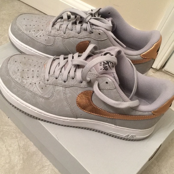 le scarpe nike mens dimensioni 7 12 air force 1 poshmark le scarpe nike mens dimensioni 7 12 air force 1 poshmark